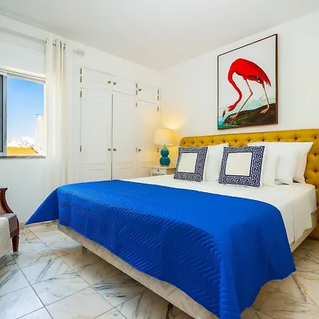 Bright 2-Bed Apt Steps To Beach Algarve Armação de Pêra